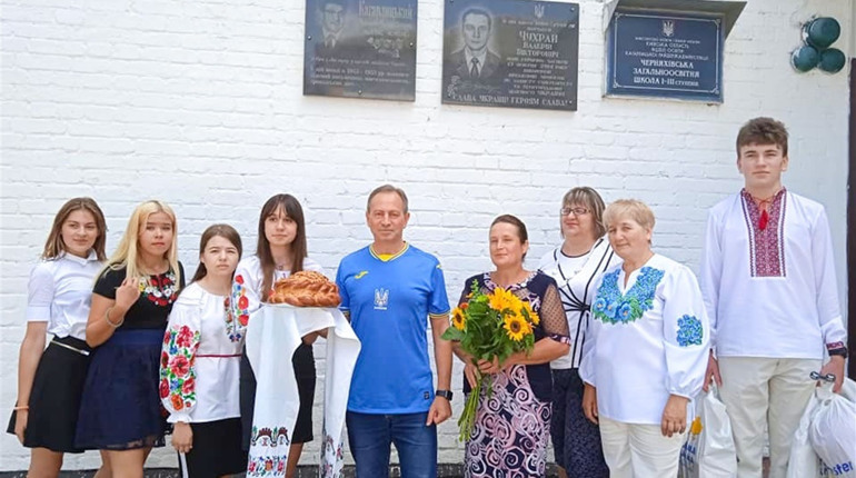 Учні із Черняхова перемогли в конкурсі «Літературна візитка краю»: школу відвідав Микола Томенко