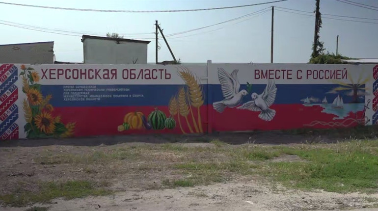 "Доведеться замальовувати половину міста": окупанти створили у Генічеську черговий мурал