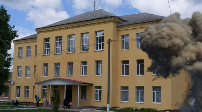 У Шалигиному горить школа, поранено двох людей, пошкоджено авто: яка ситуація