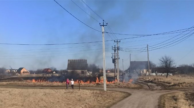 На Переяславщині чотири рази за добу горіла суха трава