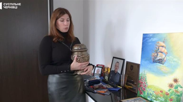 Новокаховчанка зберігає урну з прахом загиблого чоловіка, щоб поховати на рідній землі