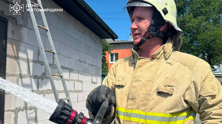 Пожежа у Звягелі: рятувальники не дали вогню перекинутися на житловий будинок