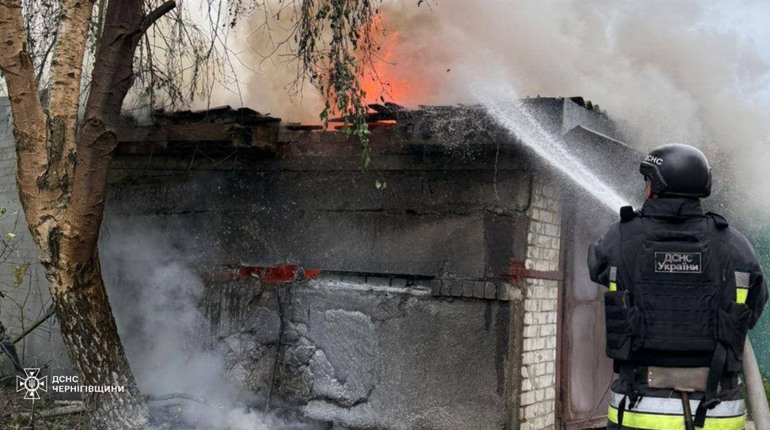 На Чернігівщині росіяни атакували об’єкти енергетики та зв’язку: пошкоджено будинки, гараж і авто