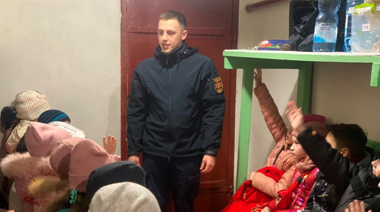 Рятувальники провели для дітей «Єдиний урок безпеки» в укритті