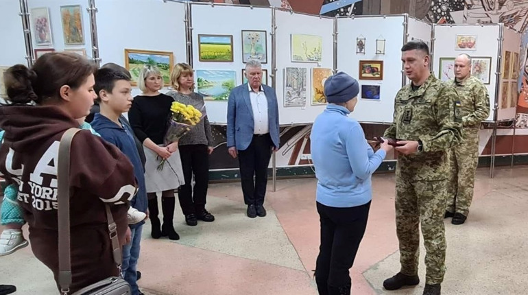 У Шостці матері загиблого прикордонника вручили державну нагороду
