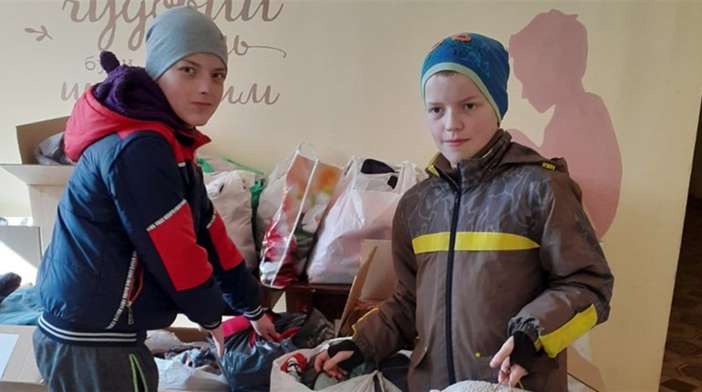 У Глухові вчителі, батьки та діти зібрали 35 мішків речей для жителів прикордоння