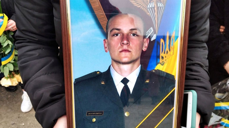 На Славутчині живим коридором, на колінах попрощалися з 22-річним захисником