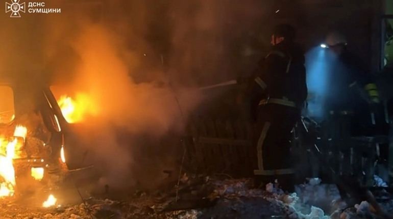 У Шосткинській громаді через ворожий дрон загорілася автівка біля житлового будинку