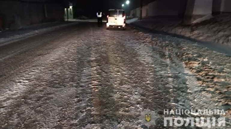 У Почаєві під колеса авто потрапила жінка