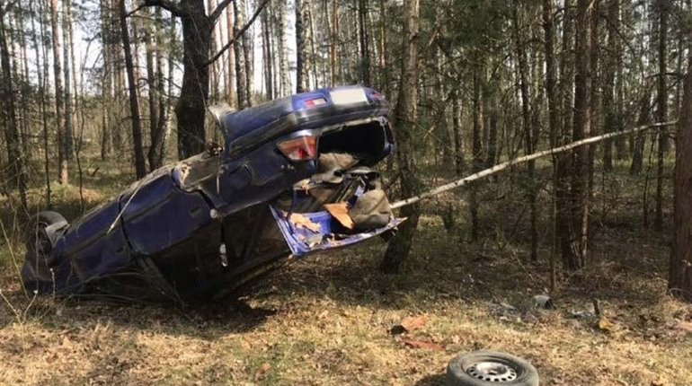 У селі Любахи в автомобіля вирвало вісь і він перекинувся на дах у кювет: водій та пасажир у лікарні