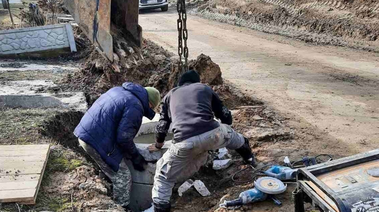 У Глухові на вулиці Джерельній відновили роботи з будівництва водоводу