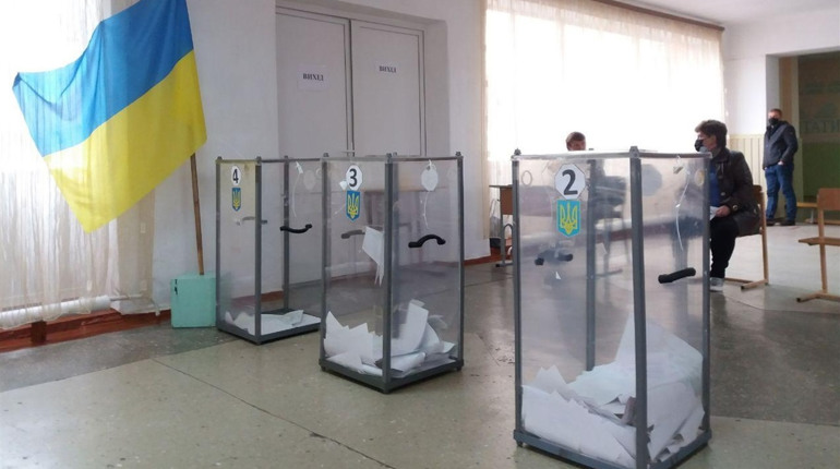 У Сватовому вибори проходять зі скандалами: б'ють відокамери і відбувається тиск на голів комісій