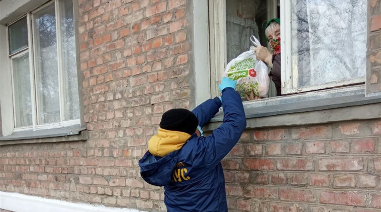 Карантин. У Конотопі активісти допомагають пенсіонерам купувати продукти й сплачувати комуналку