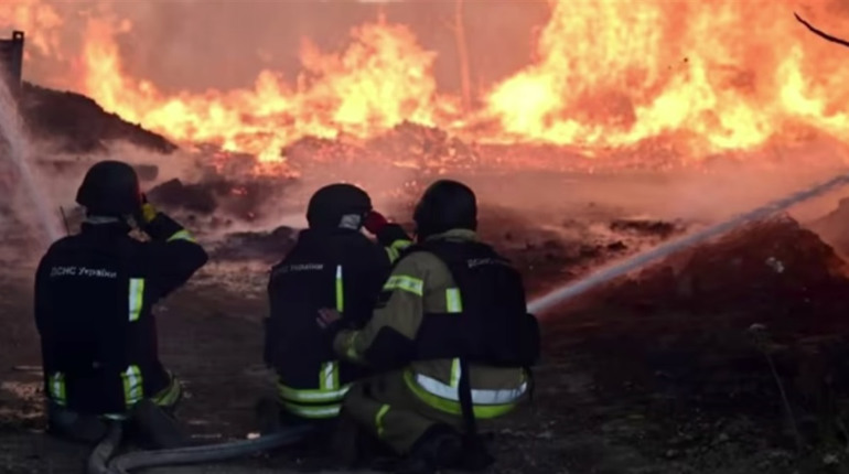 Окупанти вночі вдарили по Херсону: пожежу гасили до ранку