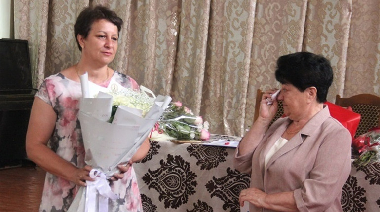 Зі сльозами на очах: Олена Ілуєва залишила посаду директорки Калинівської школи№2 –гімназії