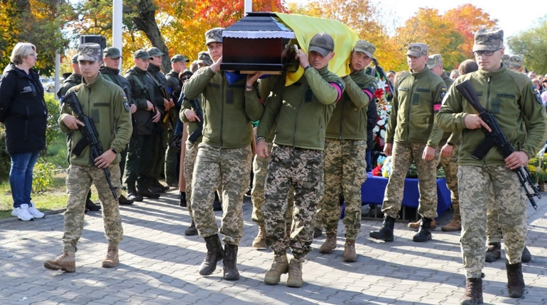 «Пробач, мамо, за чорну хустину…». У Нетішині попрощалися з 23-річним Героєм Артемом Белінським