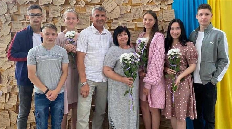 Огорнули теплом та батьківською турботою восьмеро дітей. Історія прийомної сім’ї Хацьків