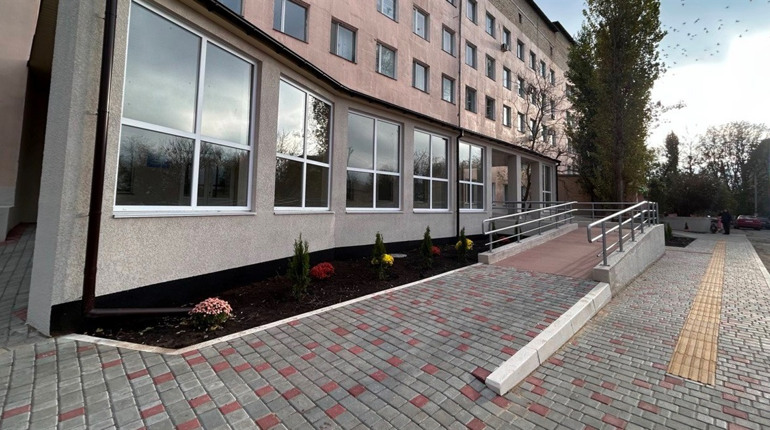 За новими стандартами: у Біляївській лікарні збудували під’їзний пандус до приймального відділення