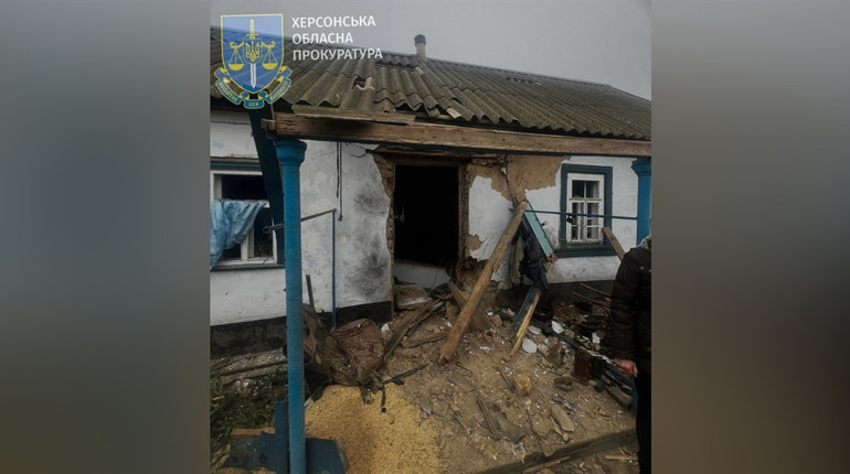 Вранці російські терористи атакували Херсонський район: пошкоджені будинки, є загиблий