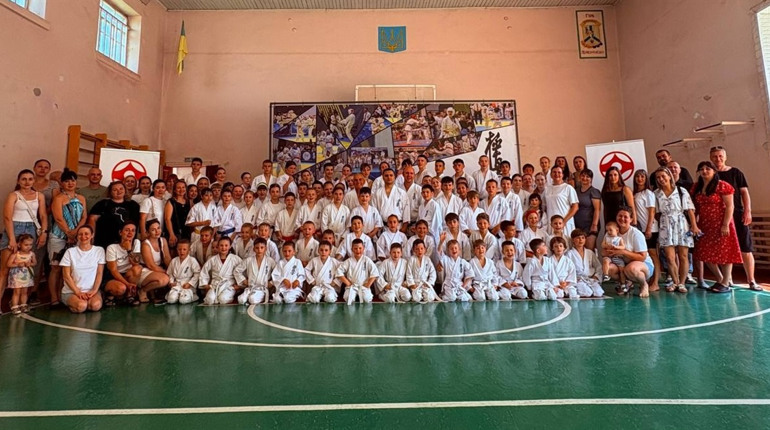 Нові пояси, нові техніки й оцінка від легенди карате: у Первомайську провели масштабний семінар