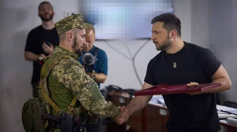 Захиснику Максиму Захарченку зі Шкуратівки присвоїли "Героя України" та вручили "Золоту Зірку"