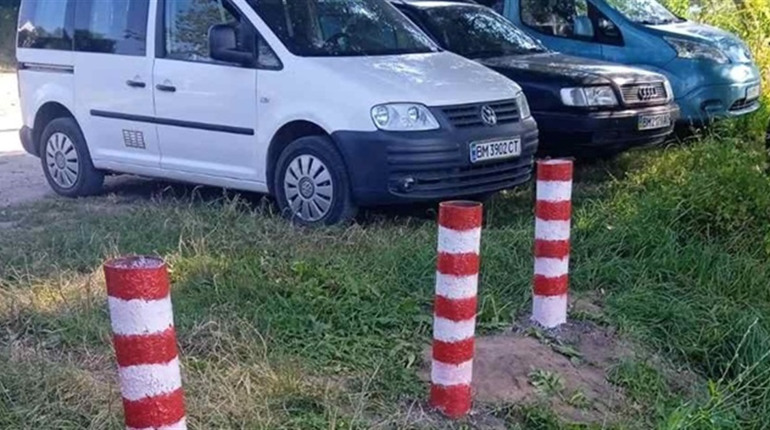 Без машин на пляжі. На березі Скоропадського озера встановили обмежувачі