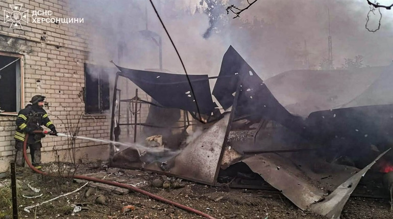 На Херсонщині окупанти завдали ударів по житлових будинках, церкві, АЗС та приватним автівкам