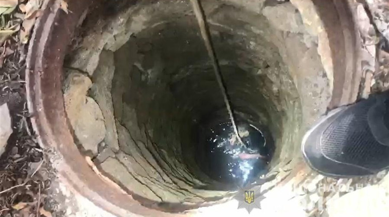 В Біляївці чоловік випадково впав у п’ятиметровий колодязь: він живий