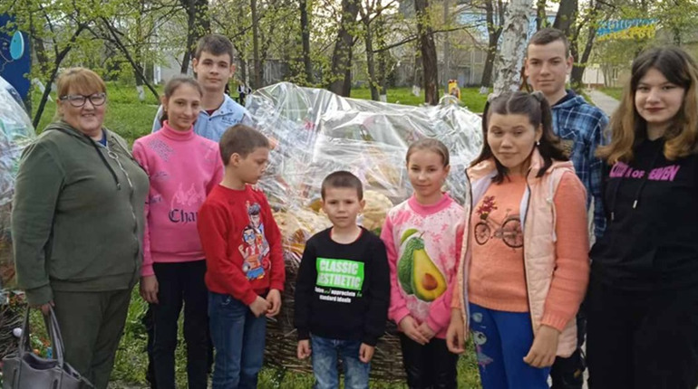 Стали батьками для 13-ти дітей: як родина Саналатій створила дитячий будинок сімейного типу