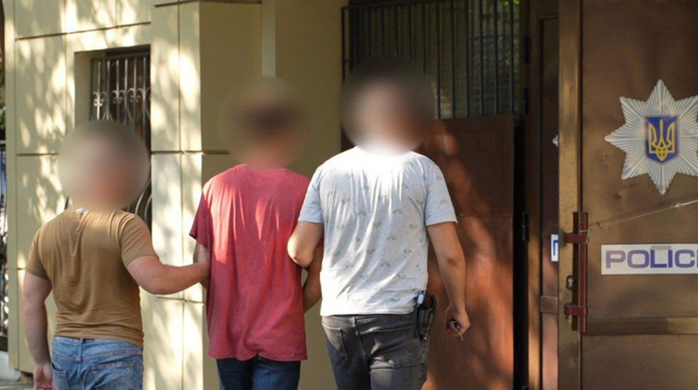 У Чорноморську затримали підозрюваного у підпалі двох авто: одне підпалив випадково