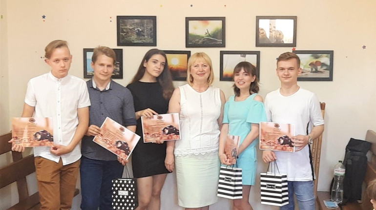 У Біляївці запрацювала виставка робіт молодих фотохудожників: де подивитися їх картини