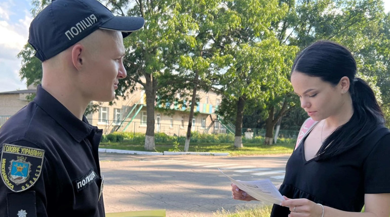 У Кривоозерській громаді поліція роздавала листівки з роз'ясненнями, як уберегтися від шахраїв