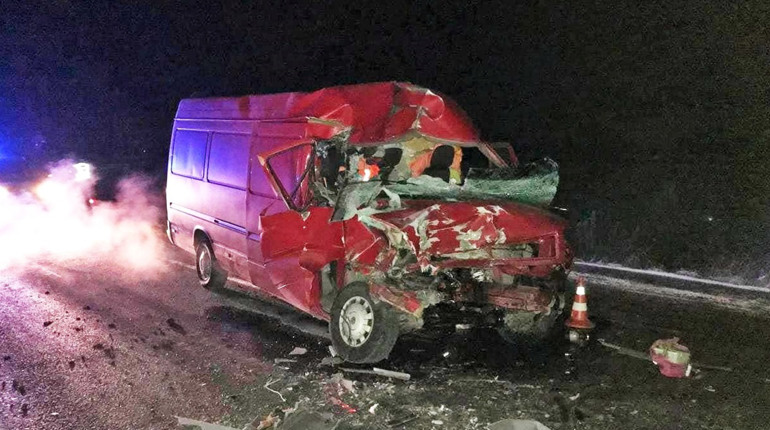 Поблизу села Полиці на залізничному переїзді на «варшавці» мікроавтобус влетів у вантажівку