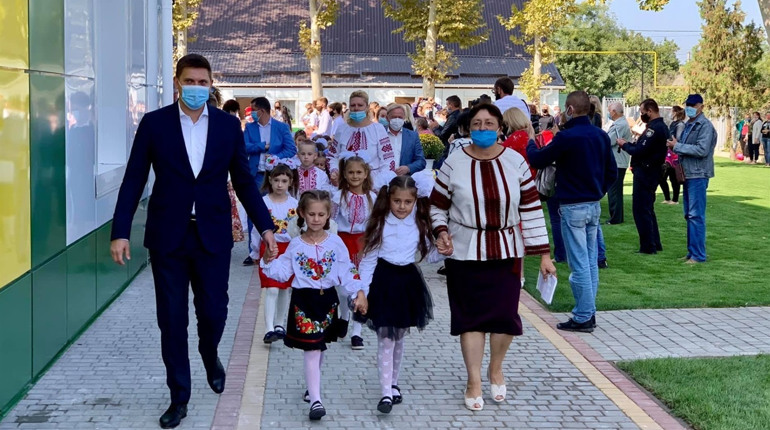 Щоб дітей зарахували до 1 класу, батькам заяви треба подати до 31 травня: все в режимі онлайн