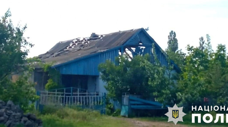 На Херсонщині армія рф поцілила у житлові будинки, адмінбудівлю, складські приміщення та автівки
