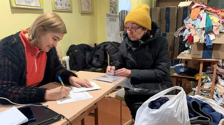 У Дніпрі гуманітарний хаб надає переселенцям з Луганщини одяг для дітей та підгузки. Як отримати