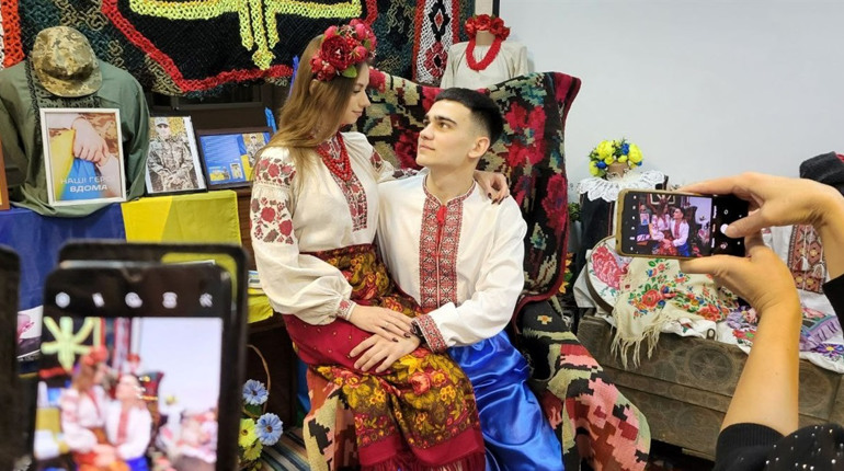 Очі, які пам’ятають: закохана пара стали живим полотном для художниць у Південноукраїнському музеї