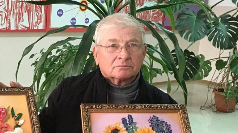 Калинівчанин Валерій Полозков виготовляє картини з відпрацьованих електричних лампочок