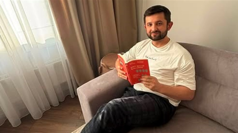 У квартирі лікаря Русакова з Біляївки, який отримав підозру, знайшли приховані пристрої у розетках