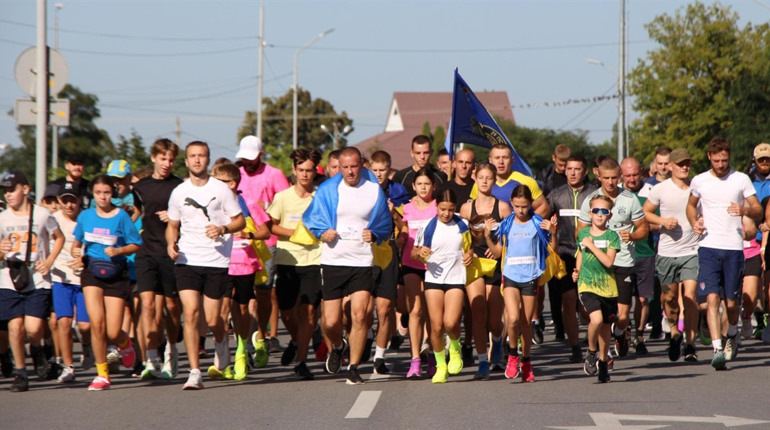 Сотні нетішинців доєдналися до Всеукраїнського забігу «Шаную Воїнів, біжу за Героїв України»