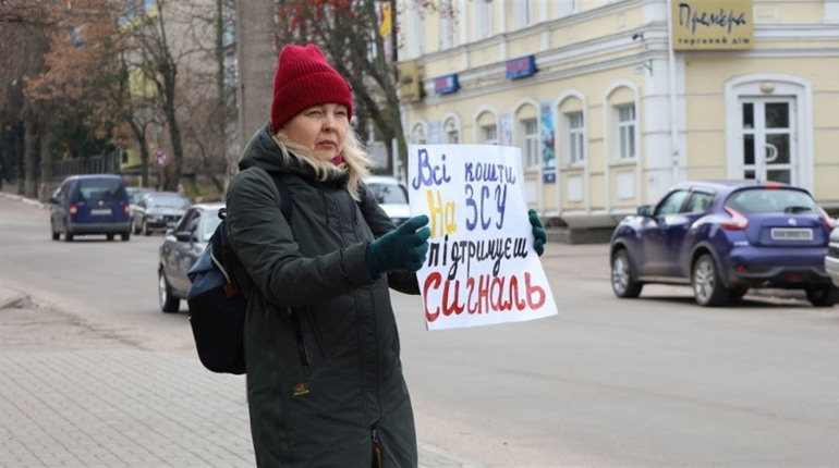 «Бойові дії будуть не там, а на цій дорозі». Глухівчани вкотре вийшли на акцію «Гроші на ЗСУ»