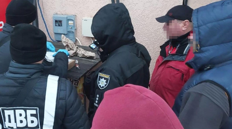 У Городку затримали 20-літнього хлопця, який на Новій пошті отримував пакунок з наркотиками