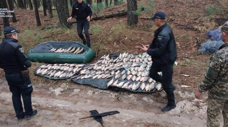 На Переяславщині рибоохоронний патруль затримав чоловіка, який сітками ловив рибу