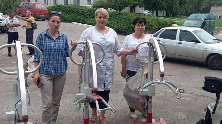 Волонтери передали глухівській лікарні електричні підйомники для людей з особливими потребами