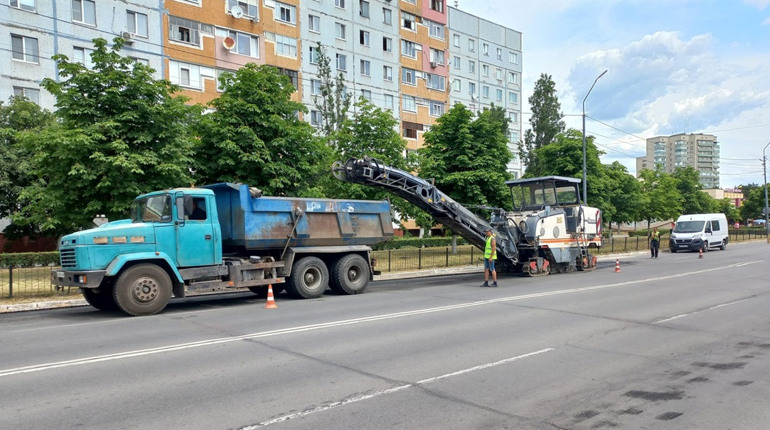 У Нетішині ремонтують дорожнє покриття