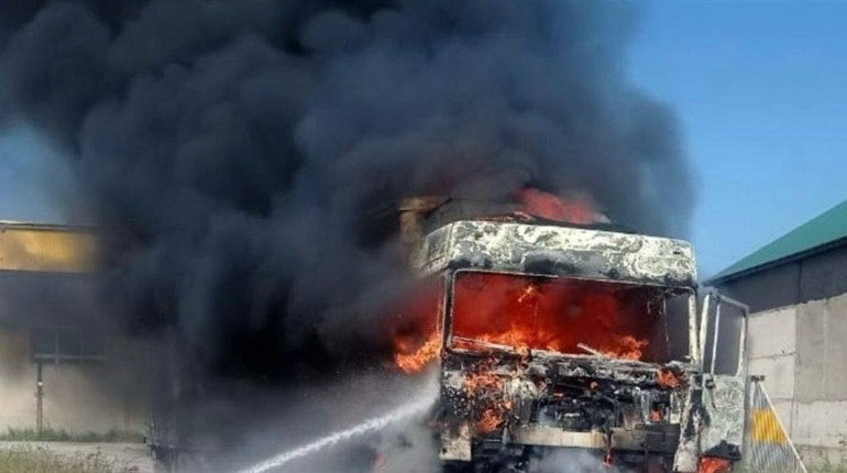 У Звягелі згоріла вантажівка
