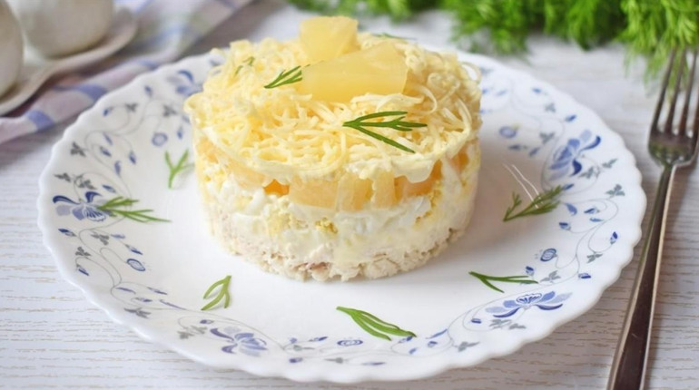 Рецепт дня: салат з копченою куркою та ананасом