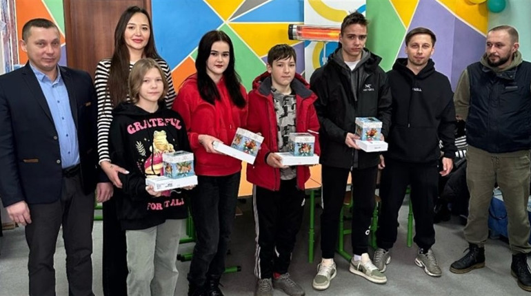 Юні сміляни отримали сучасні планшети і новорічні солодощі від громадської організації
