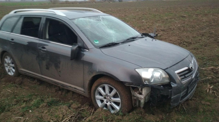 Вдарили в обличчя, викрали авто, наїхали на зупинку: нетішинці "відзначилися" на Острожчині