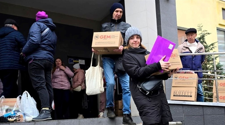 Продуктові набори для переселенців з Торецька: у києві триває видача гуманітарної допомоги